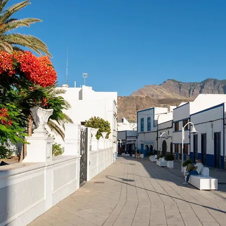 White&blue Rooftop Apartment *